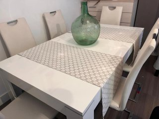 Mesa extensible comedor + 6 sillas blanco + mantel