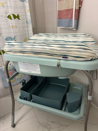Bañera y cambiador para bebé de la marca chicco.
