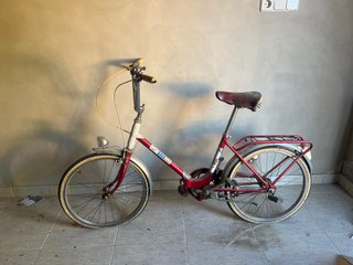 Bicicleta plegable roja y blanca