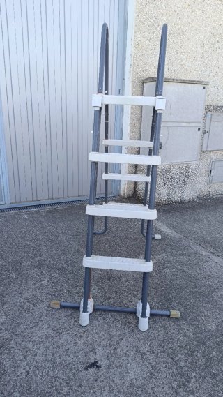 Escalera piscina metal y plástico
