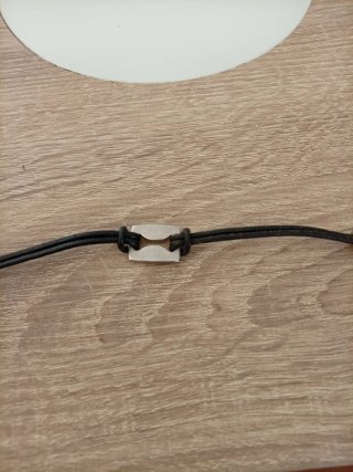 Pulsera de cuero negra con detalle plateado