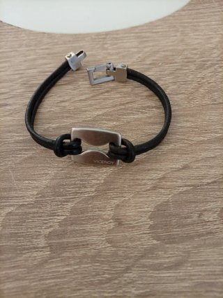 Pulsera de cuero negra con detalle plateado