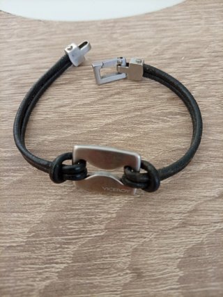 Pulsera de cuero negra con detalle plateado
