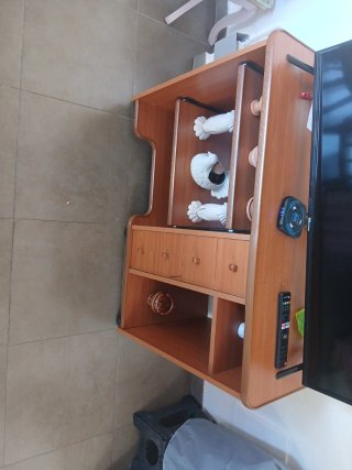 Escritorio de madera marrón