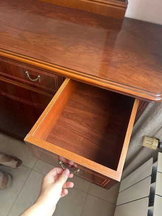 Cómoda antigua de madera con espejo