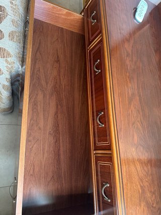 Cómoda antigua de madera con espejo