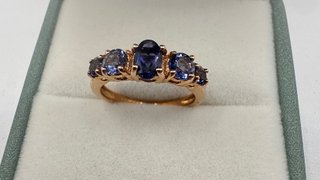 Anillo oro rosa de 18 kt con iolitas