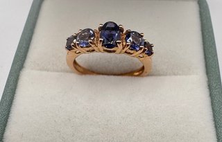 Anillo oro rosa de 18 kt con iolitas