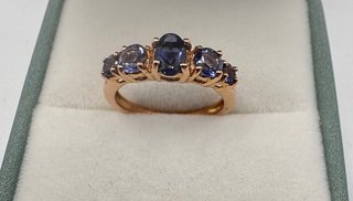 Anillo oro rosa de 18 kt con iolitas