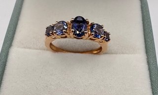 Anillo oro rosa de 18 kt con iolitas