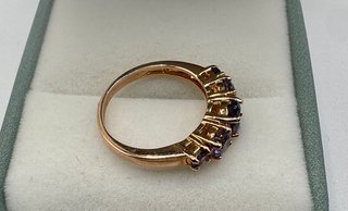 Anillo oro rosa de 18 kt con iolitas