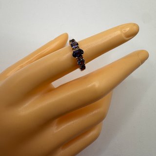Anillo oro rosa de 18 kt con iolitas