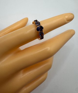 Anillo oro rosa de 18 kt con iolitas