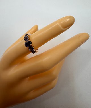 Anillo oro rosa de 18 kt con iolitas