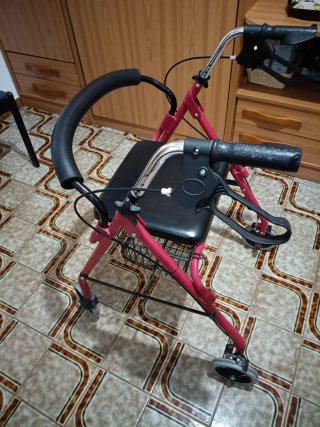 Andador rojo con asiento y cesta