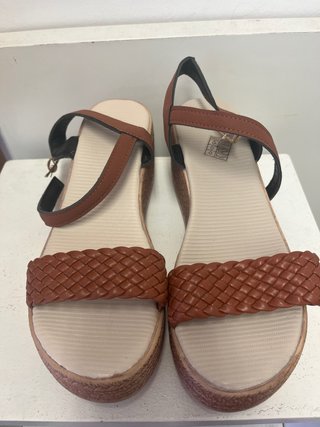 Sandalias de cuña con tiras trenzadas