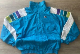 Chaqueta cortavientos New Balance azul y blanco