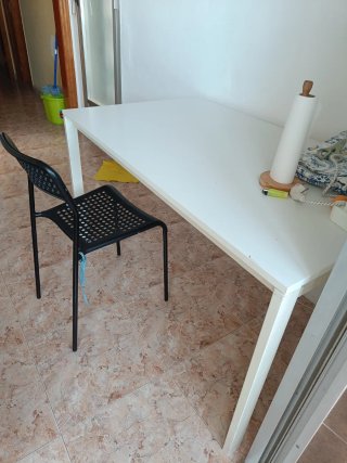 Mesa comedor Ikea blanca con 4 sillas