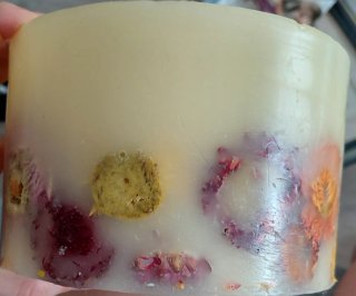 Vela artesanal con flores secas