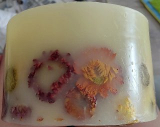 Vela artesanal con flores secas