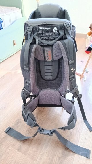 Mochila de montaña y cuidad para bebe Deuter