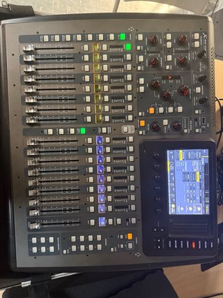 Mesa de mezclas Behringer X32 Compact y flightcase