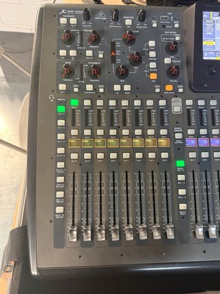 Mesa de mezclas Behringer X32 Compact y flightcase