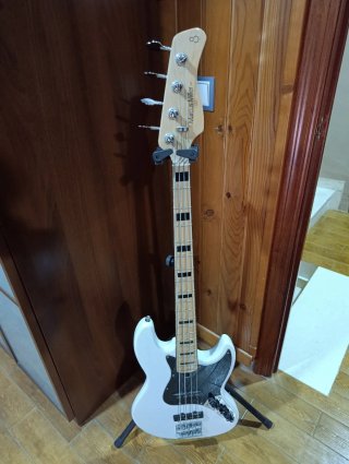 Bajo Marcus Miller V7 Blanco