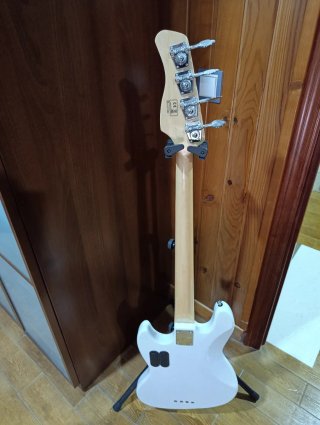 Bajo Marcus Miller V7 Blanco