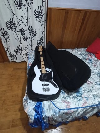 Bajo Marcus Miller V7 Blanco