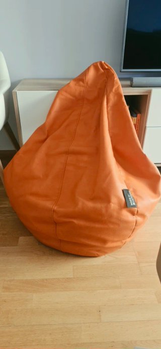 Puf de piel naranja