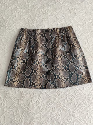 Falda Zara serpiente talla L polipiel.