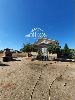 Chalet en venta en Calvarrasa de Arriba