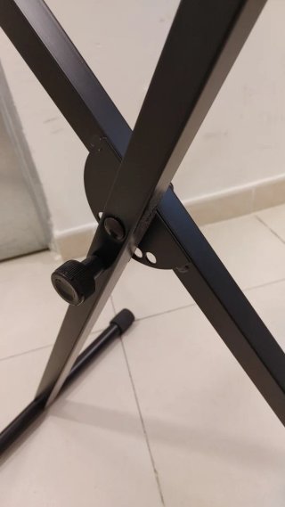 Soporte para teclado X. Regulable en altura.