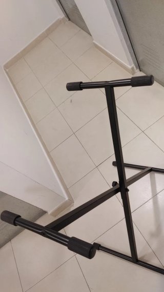 Soporte para teclado X. Regulable en altura.