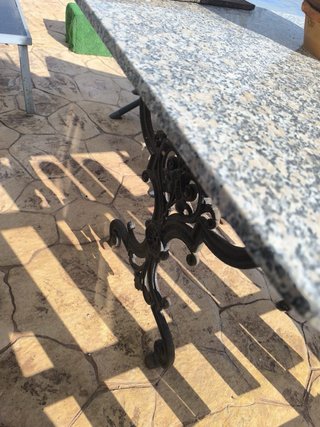 Tavolo in ferro battuto con base in marmo