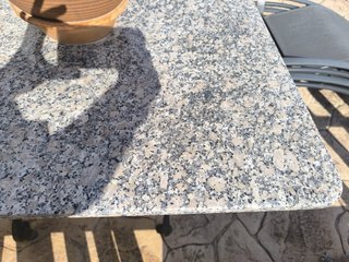 Tavolo in ferro battuto con base in marmo