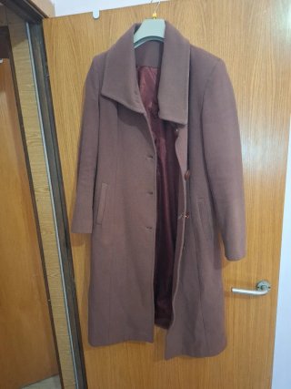Abrigo talla 42 color burdeo