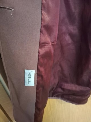 Abrigo talla 42 color burdeo
