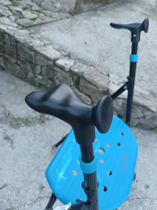 Andador geriátrico con asiento azul