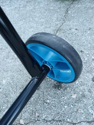 Andador geriátrico con asiento azul