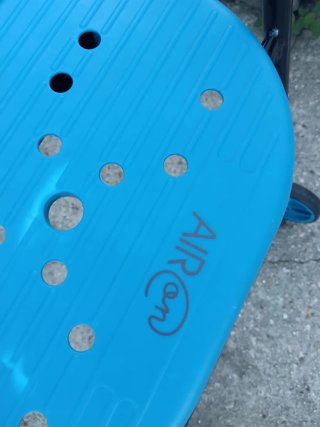 Andador geriátrico con asiento azul