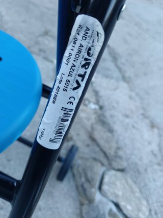 Andador geriátrico con asiento azul