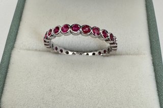 Anillo de oro 18 kt con rubíes