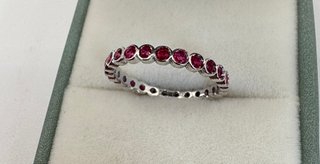 Anillo de oro 18 kt con rubíes