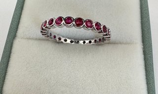Anillo de oro 18 kt con rubíes