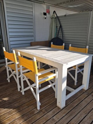Mesa de jardín blanca con sillas y banco