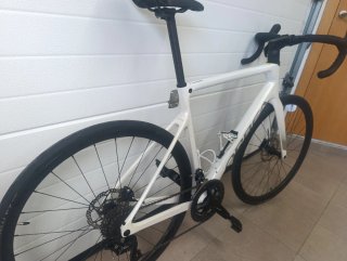 Bicicleta de carretera Orbea blanca