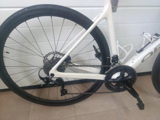 Bicicleta de carretera Orbea blanca