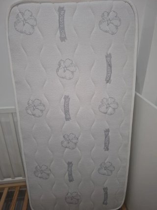 Cuna blanca con diseño de osito